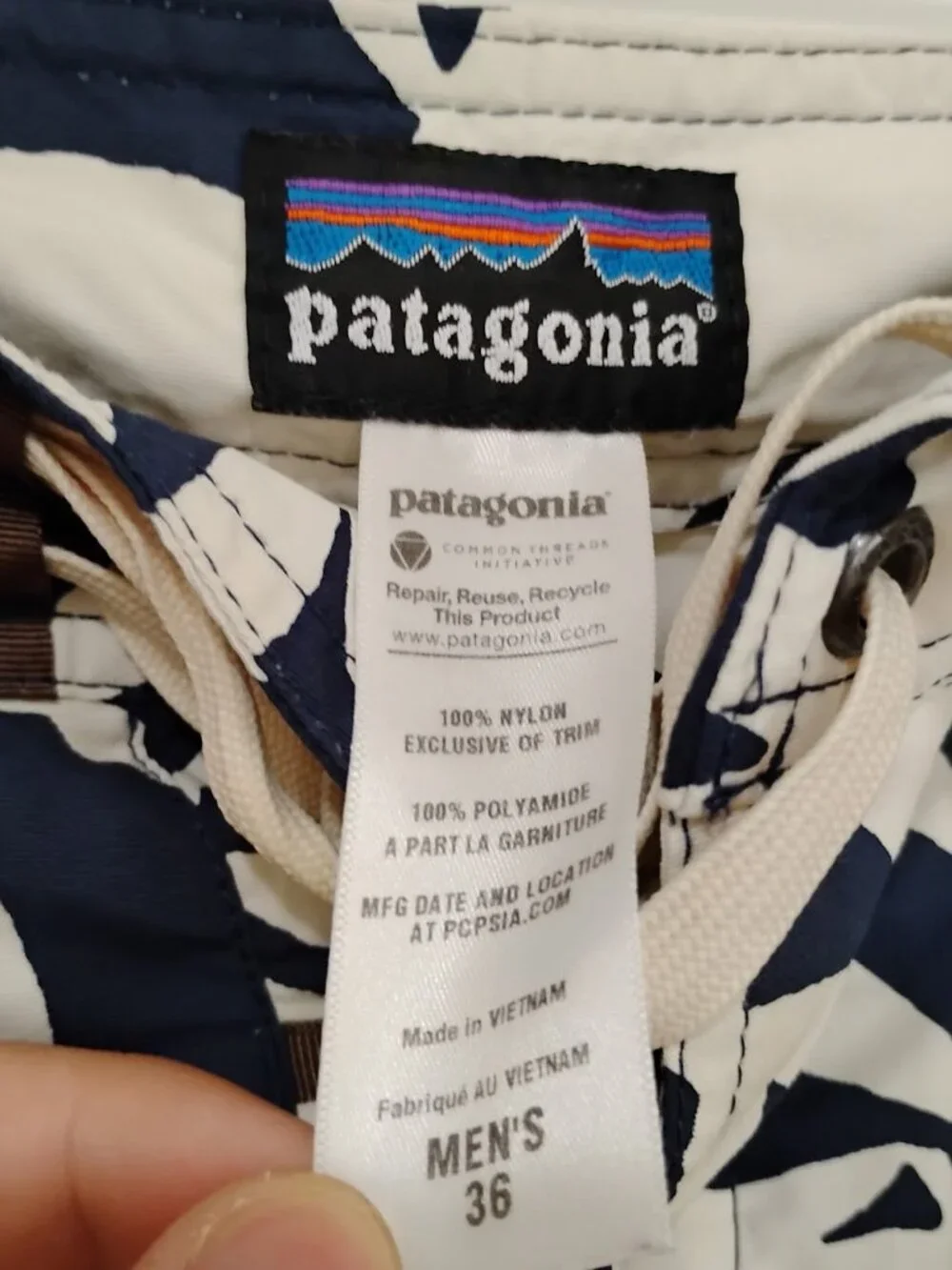 Patagonia Men's Off-White Black Tropical Floral Wavefarer Board Shorts Size 36